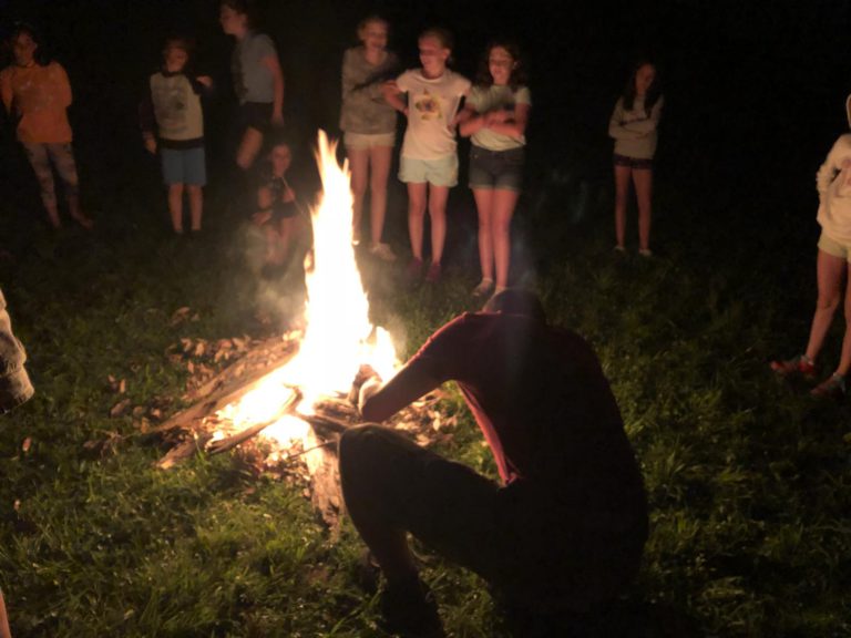 Noche de hoguera en el campamento de inglés English Immersion